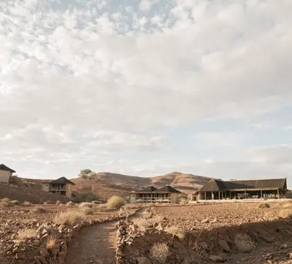 Wilderness Damaraland Camp, enclavado en un paisaje lunar. 