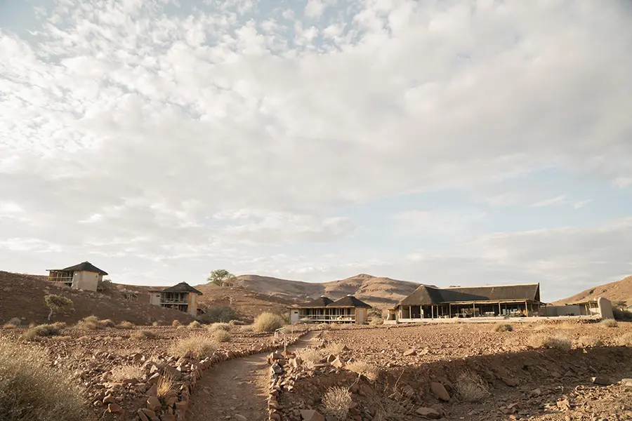Wilderness Damaraland Camp, enclavado en un paisaje lunar. 
