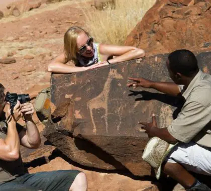 Contemple el arte rupestre san en Twyfelfontein.