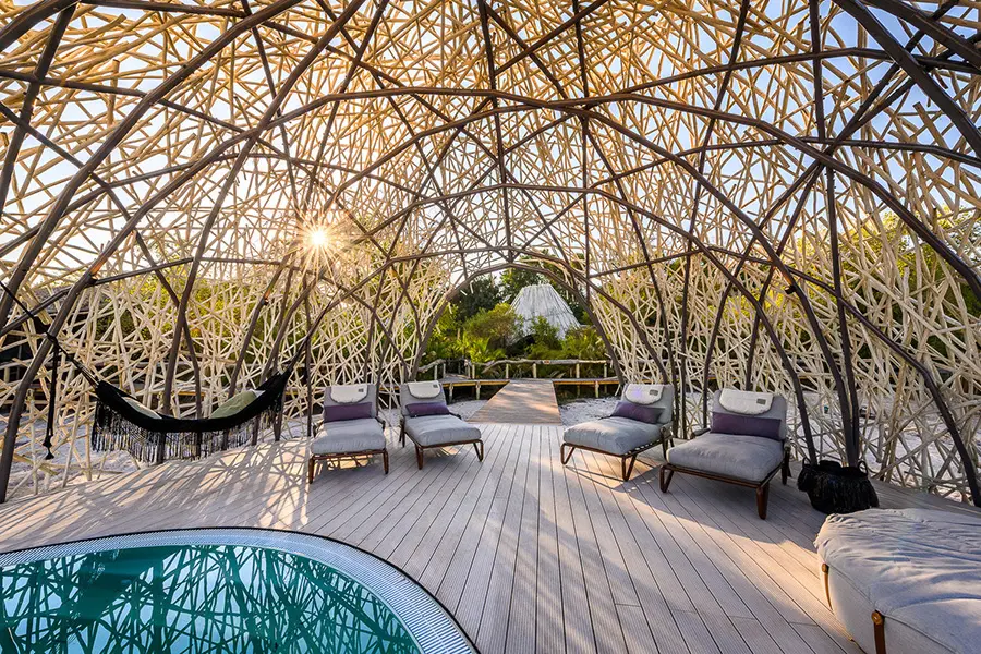 La cubierta de la piscina, a la sombra de una cúpula de diseño exclusivo. 