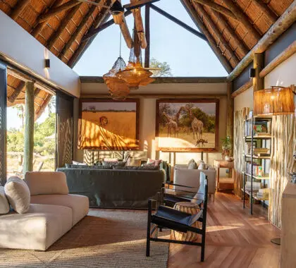 El alto tejado de paja mantiene el lodge fresco durante el día, dejando entrar mucha luz natural. 
