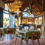 Todos los aspectos del diseño han sido cuidadosamente seleccionados, combinando una decoración contemporánea de inspiración africana con un profundo sentido del lugar y la elegancia.