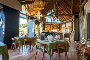 Todos los aspectos del diseño han sido cuidadosamente seleccionados, combinando una decoración contemporánea de inspiración africana con un profundo sentido del lugar y la elegancia.