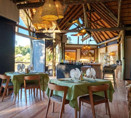 Todos los aspectos del diseño han sido cuidadosamente seleccionados, combinando una decoración contemporánea de inspiración africana con un profundo sentido del lugar y la elegancia.