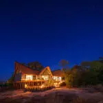 Las noches en el delta del Okavango anuncian un manto de estrellas que ilumina el paisaje.