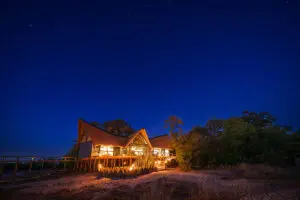 Las noches en el delta del Okavango anuncian un manto de estrellas que ilumina el paisaje.
