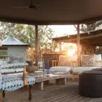 Relájese en el salón del albergue.