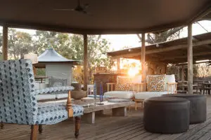 Relájese en el salón del albergue.
