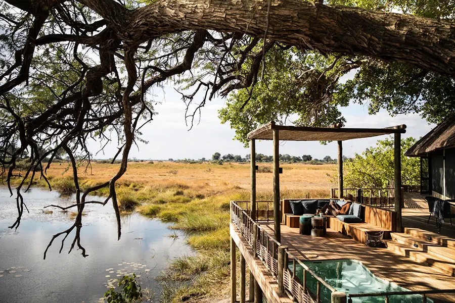 Una terraza elevada en Kings Pool Camp tiene un árbol que domina la laguna de Kings Pool en Botsuana | Go2Africa