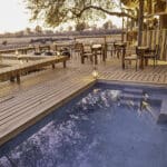 Dese un refrescante baño en la piscina.