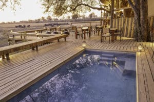 Dese un refrescante baño en la piscina.