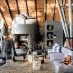 Las noches de invierno pueden ser frescas, así que una chimenea de leña es el mejor lugar para acurrucarse con una copa.