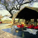 Con sus pieles de animales y sus linternas antiguas, Amboseli Porini se inspira en la época dorada de los viajes de safari.