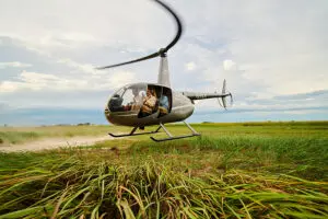 Reserve un vuelo panorámico en helicóptero.