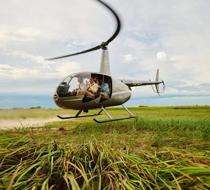 Reserve un vuelo panorámico en helicóptero.