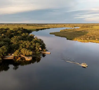 Xugana Island Lodge, situado en un canal de agua permanente en el delta del Okavango. 