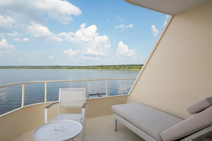 zambezi-queen-_luxury_suite_balcony_