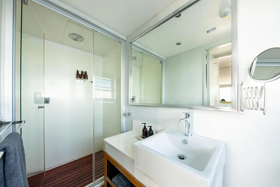 zambezi-queen-_luxury_suite_bathroom_