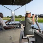 Equipo disponible para safari fotográfico en barco.