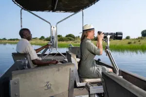 Equipo disponible para safari fotográfico en barco.