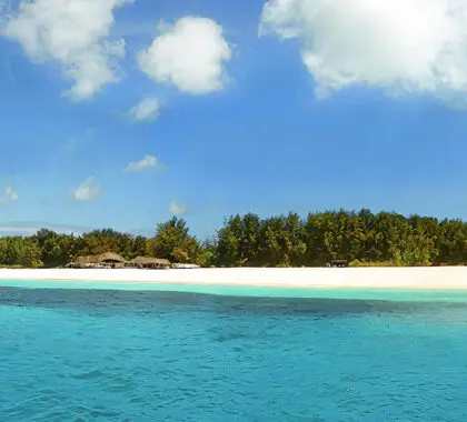 Aguas azules y playas de arena blanca.
