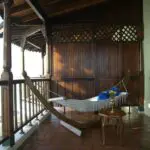 Relájate en una acogedora hamaca en el balcón.