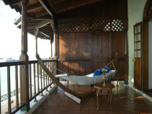 Relájate en una acogedora hamaca en el balcón.