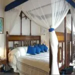 El dormitorio añade un ambiente acogedor y romántico a su estancia.