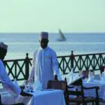 Disfrute de la vista panorámica mientras le sirven deliciosa comida.