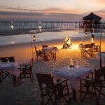 ¿Qué mejor manera de disfrutar de una puesta de sol en la isla que con una hoguera en la playa y una suntuosa comida gourmet?