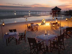 ¿Qué mejor manera de disfrutar de una puesta de sol en la isla que con una hoguera en la playa y una suntuosa comida gourmet?