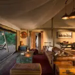 En invierno, una chimenea interior añade un toque único a cada suite.