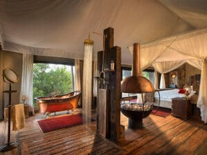 En invierno, una chimenea interior añade un toque único a cada suite.