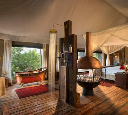 En invierno, una chimenea interior añade un toque único a cada suite.