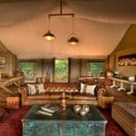 El enorme salón y comedor de la villa se completa con un sofá de cuero y una máquina de capuchino.