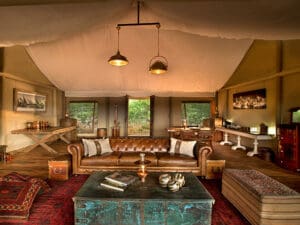 El enorme salón y comedor de la villa se completa con un sofá de cuero y una máquina de capuchino.