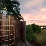 Su ducha de safari al aire libre, con vistas a la naturaleza, es una experiencia inolvidable.