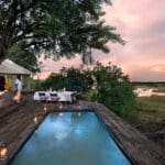 Disfrute de impresionantes vistas del atardecer desde su terraza privada y piscina.