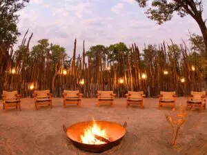 Disfrute de una velada alrededor del fuego del boma con amigos y otros viajeros.