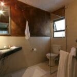 Los cuartos de baño son elegantes y modernos, con bañera y ducha completa.