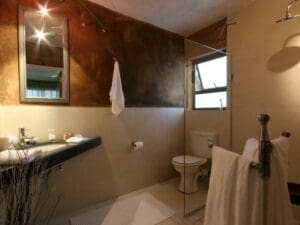Los cuartos de baño son elegantes y modernos, con bañera y ducha completa.