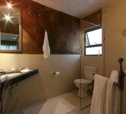 Los cuartos de baño son elegantes y modernos, con bañera y ducha completa.