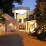 El African Rock Hotel está situado a sólo 11 km del aeropuerto internacional OR Tambo, en el barrio de Kempton Park de Johannesburgo.