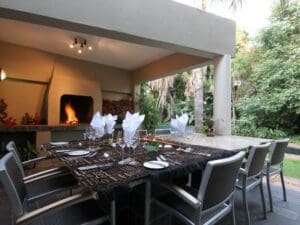 Durante los meses más calurosos del verano, es imprescindible pasar una velada en la terraza disfrutando de un braai (o barbacoa) sudafricano.