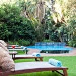 Antes de salir de safari o prepararse para su vuelo internacional de vuelta a casa, pase un rato relajándose en los bonitos jardines.