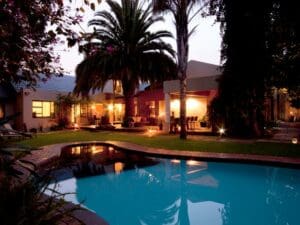 El African Rock Hotel cuenta con cuidados jardines y una refrescante piscina.