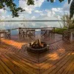 Si el tiempo lo permite, podrá disfrutar de comidas al aire libre en el mirador del lago junto a aves tejedoras y martines pescadores.