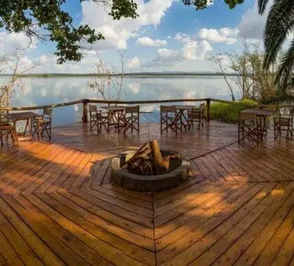 Si el tiempo lo permite, podrá disfrutar de comidas al aire libre en el mirador del lago junto a aves tejedoras y martines pescadores.