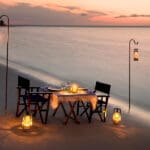 Una romántica cena en la playa al atardecer en la isla de Benguerra. 