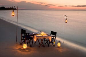 Una romántica cena en la playa al atardecer en la isla de Benguerra. 